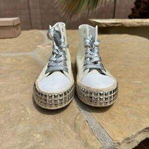 NWOB Super cute boutique women’s size 8 high tops.